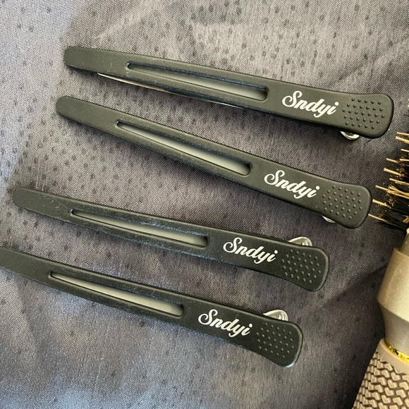 Round Brush with Sectioning Clips - Picture 3 of 3